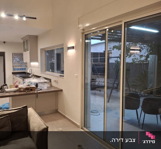 קירות ותקרה צבועים בסלון מרוהט ומודרני